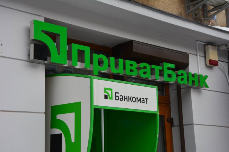 ПриватБанк попереджує своїх клієнтів: Клієнтам терміново потрібно змінити картки