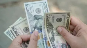 Жінки України мають можливість отримати фінансову допомогу від Mercy Corps