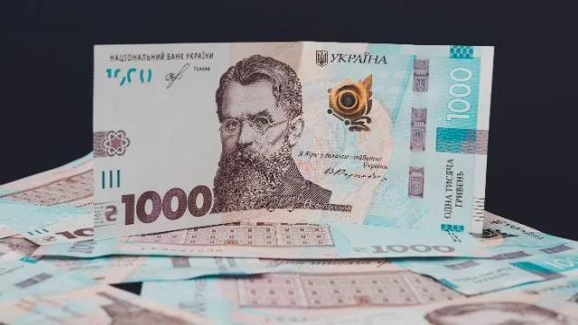 Грошова допомога в кожні руки: по 10 тисяч гривень на руки
