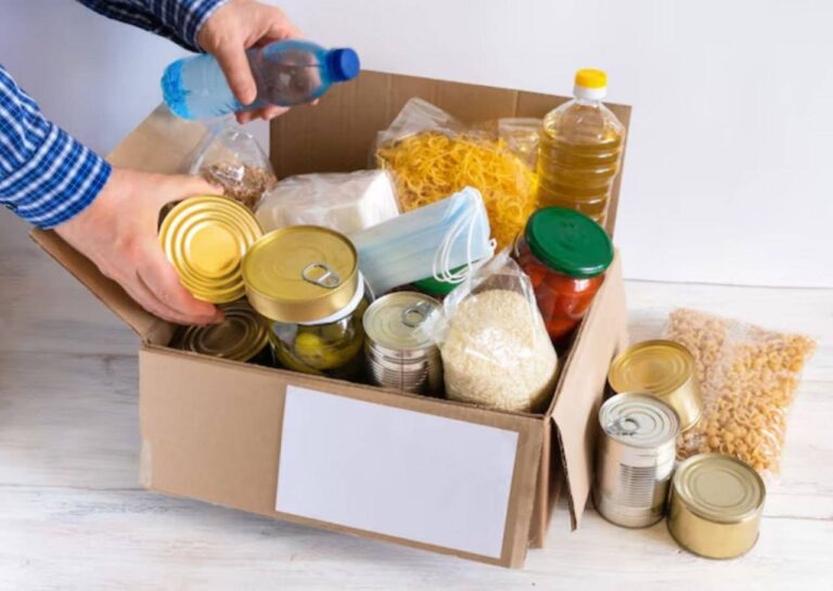 Продуктова допомога для ВПО від гуманітарного штабу.
