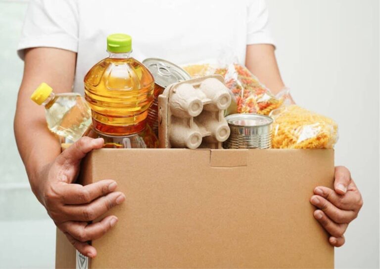 Видача продуктових наборів для переселенців
