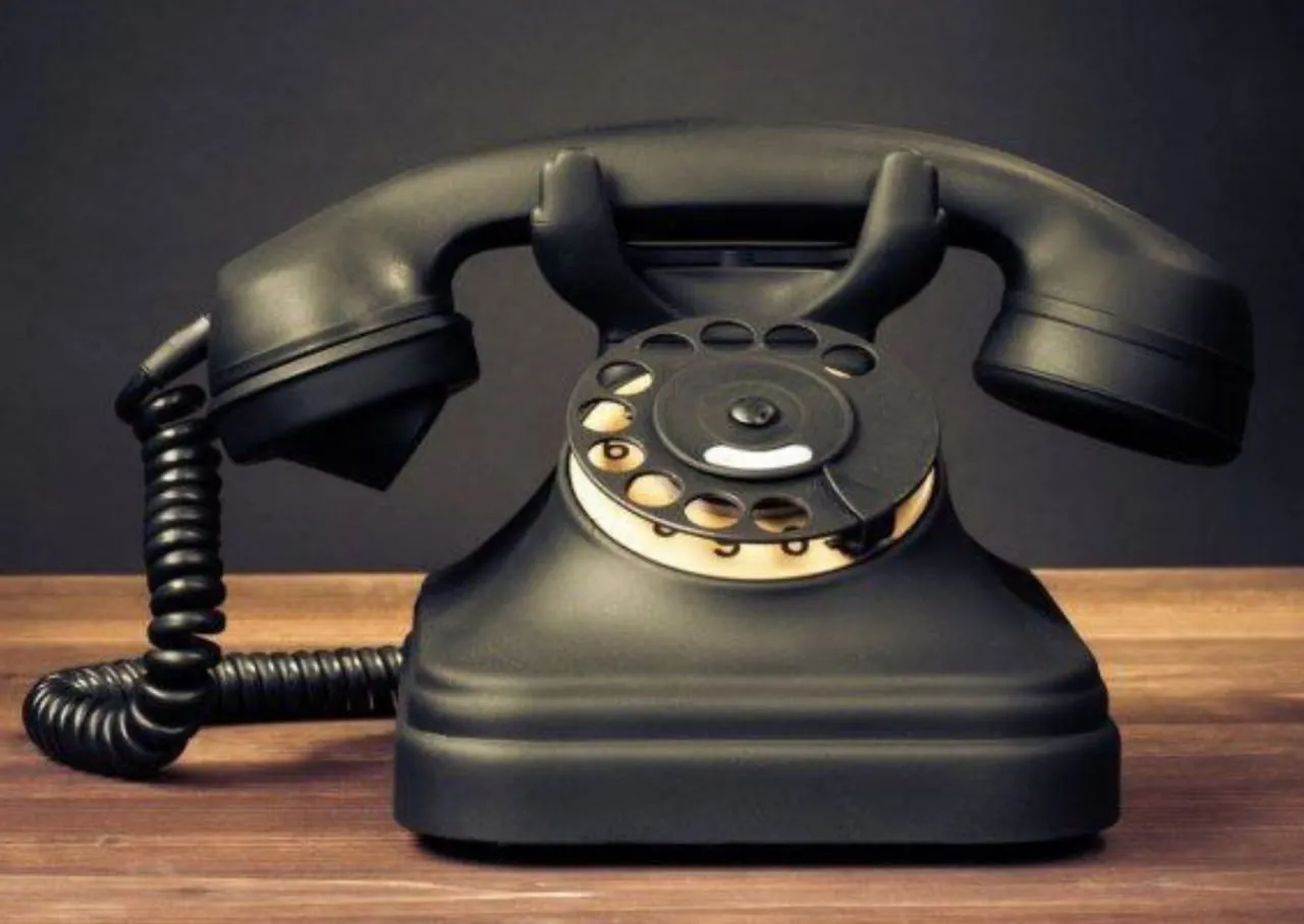 Корисні гарячі лінії та контакти для громадян України