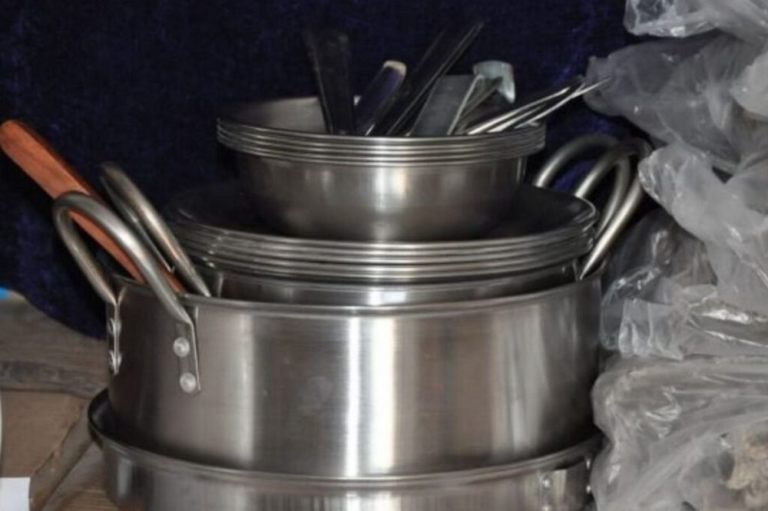 Видача наборів посуду від Товариства Червоного Хреста України