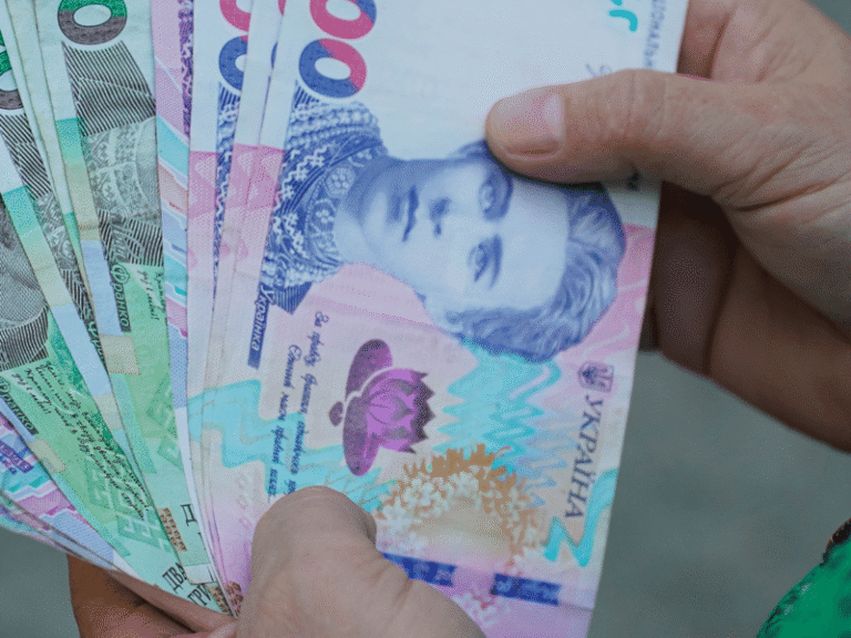 Як українці можуть отримати грошову допомогу з лютого 2026 року