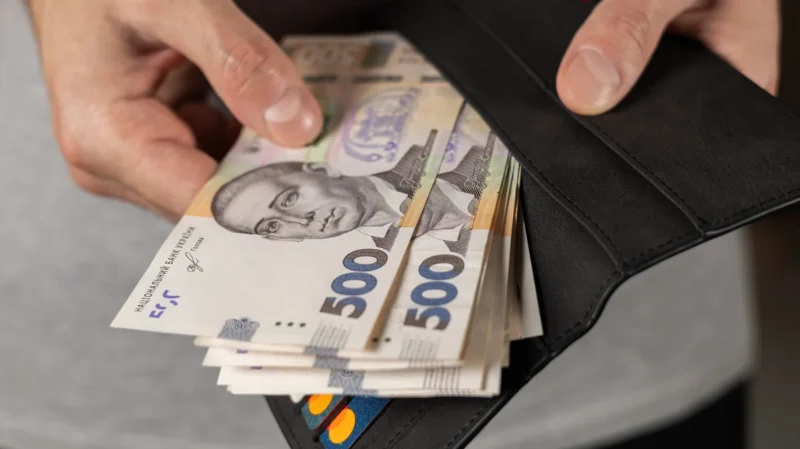 Виплати сім’ям: хто отримає на картку від 4 500 гривень і більше у лютому