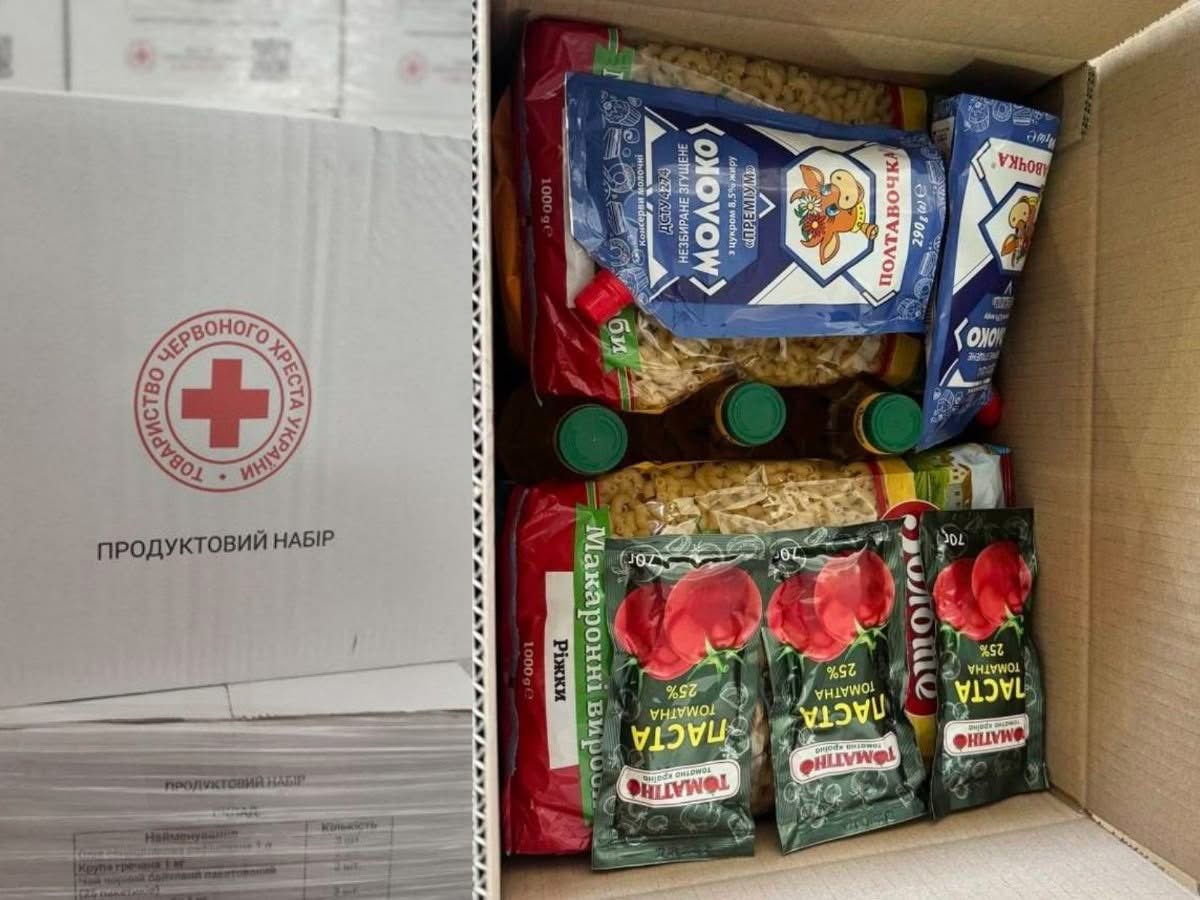 Видача продуктових наборів від Товариства Червоного Хреста