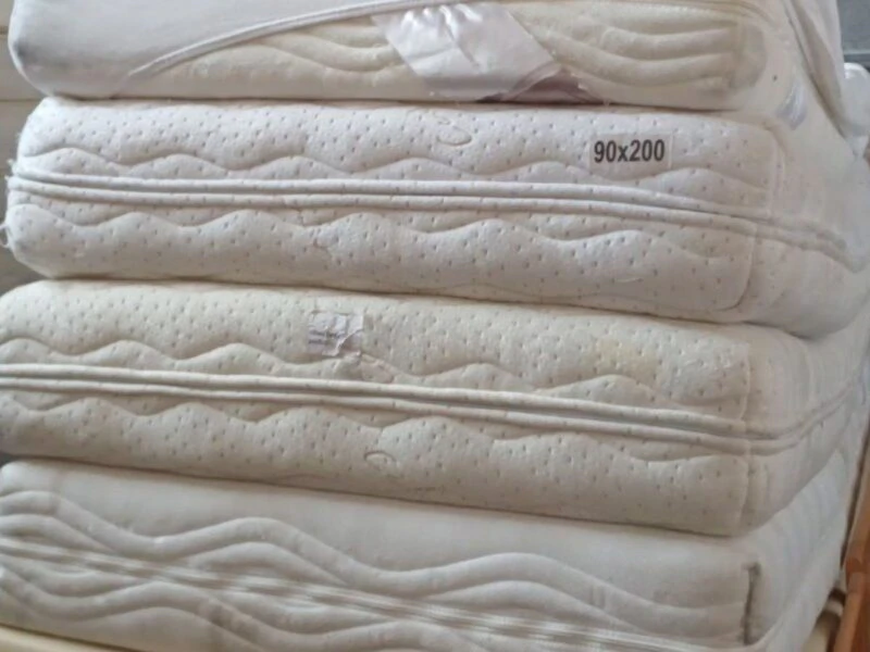 Безкоштовна допомога: видача матраців для нових переселенців від «Паляниця»