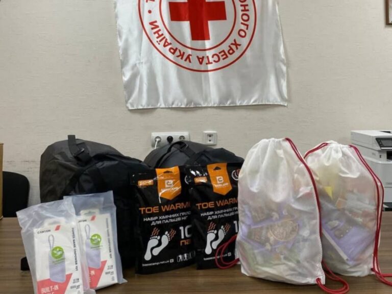 Продукти, павербанки та спальні мішки: Допомога від Червоного Хреста