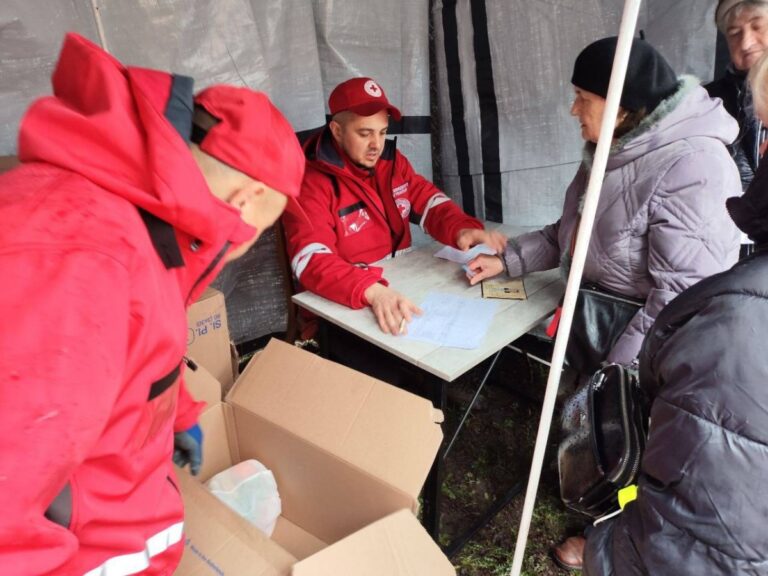 Видача гуманітарної допомоги від Червоного Хреста