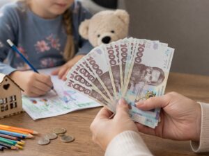 Діти ВПО зможуть отримати по 5 тисяч гривень: стартує прийом документів на допомогу