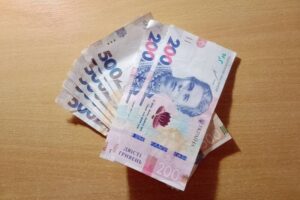 Доплати медикам на територіях бойових дій: чи продовжив Уряд дію програми до кінця 2026 року – деталі