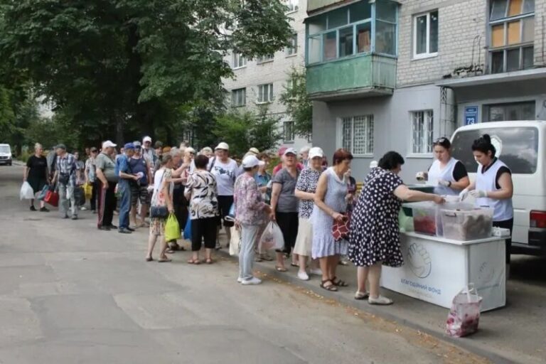 Безкоштовні гарячі обіди у Харкові: Благодійний фонд Павла Фукса оприлюднив графік та адреси видачі