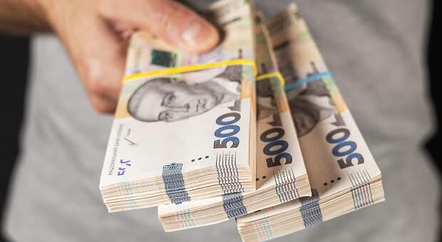 Грошова допомога: кому виплатять 10 800 грн