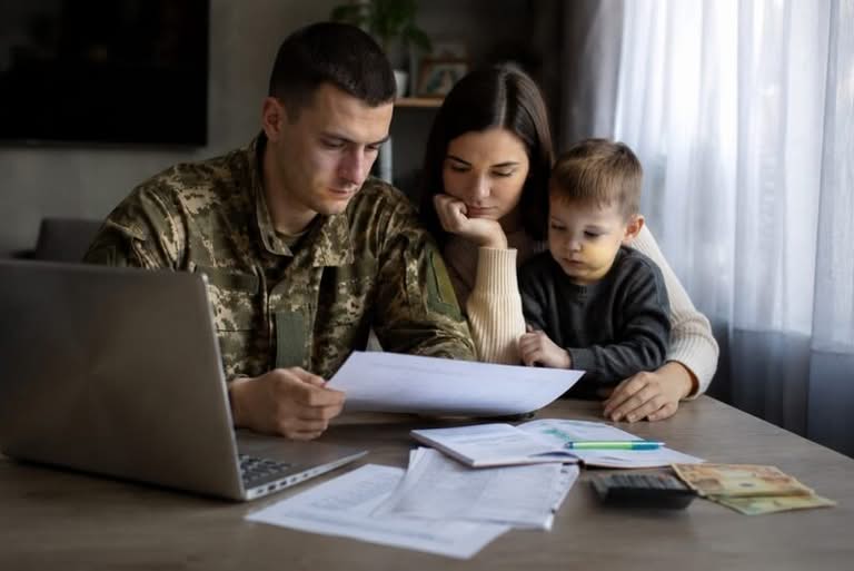 Виплати ВПО родині військовослужбовця – чи вплине його зарплата на призначення