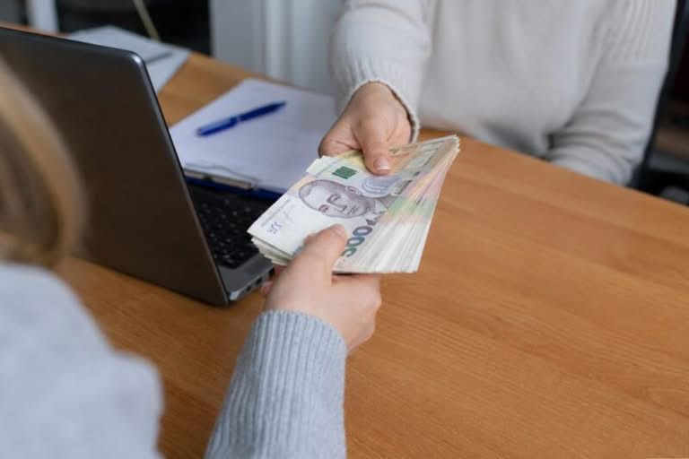 Грошова допомога до 10 800 грн: хто з українців може претендувати на виплату та які категорії мають перевагу