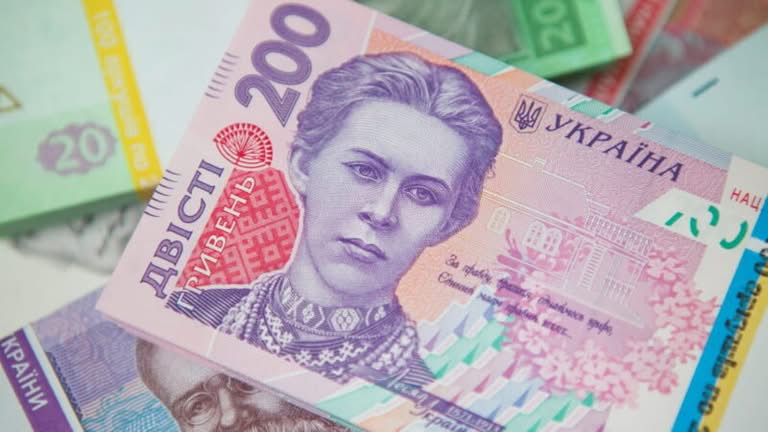 Грошова допомога від 10 800 до 12 300 грн: хто може отримати виплати в Україні