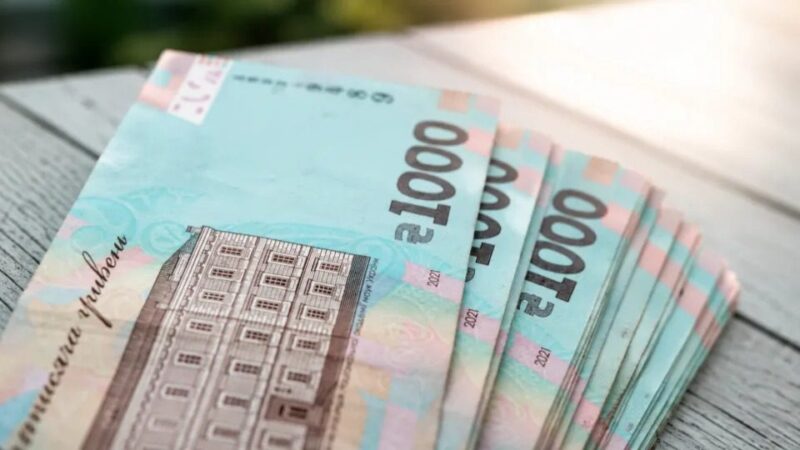 Почали надходити виплати «Пакунок школяра»: як швидко оформити допомогу