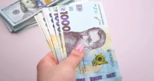 Українці можуть отримати по 12 300 грн на людину: хто має право та як подати заявку