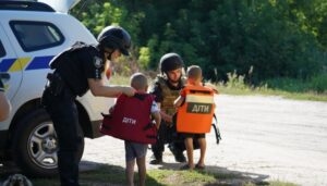 Безоплатна евакуація з прифронтових територій та Донецької області: контакти гарячих ліній