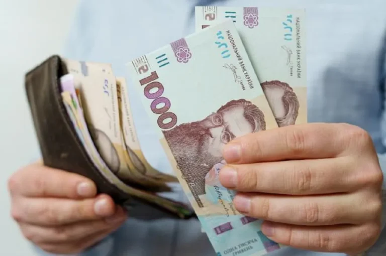 Грошова допомога українцям: відкрито реєстрацію на виплати до 10 800 грн на людину
