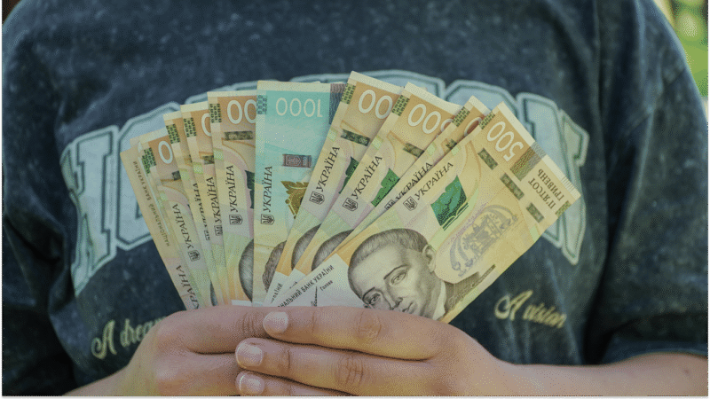 В Україні надає грошова допомога в сумі 10 800 грн та підтримку на опалювальний сезон