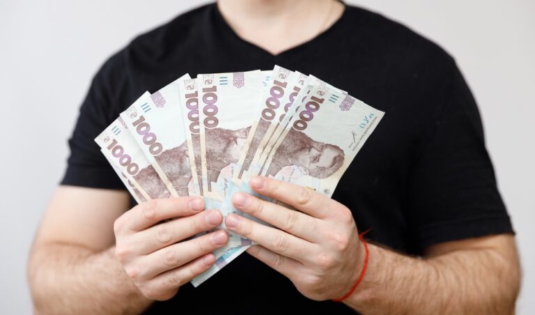 В Україні відкрито прийом заявок на грошову допомогу — 10 800 грн на людину